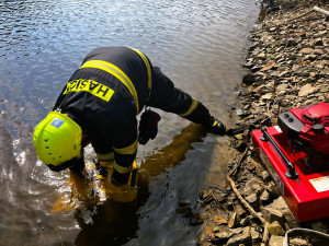 K lesnímu požáru přiváděla vodu 340 metrů dlouhá hadice. Podobných případů přibývá