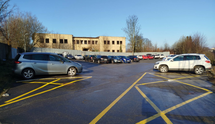 Bezplatné parkoviště u Jihlavanu nově se žlutými kříži. Kvůli průjezdnosti, říká magistrát