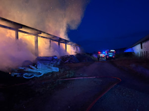 Dva rozsáhlé požáry za jednu noc. Hasiči bojovali s plameny v Psárově a Ševětíně