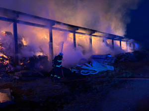 Dva rozsáhlé požáry za jednu noc. Hasiči bojovali s plameny v Psárově a Ševětíně