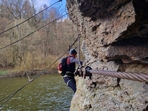 Po chvilce nepozornosti přišel bolestivý pád. Hasiči opět zasahovali na bechyňské ferratě