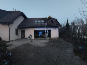 Podezřelý požár v Českém Vrbném poškodil rodinný dům, policie hledá žháře