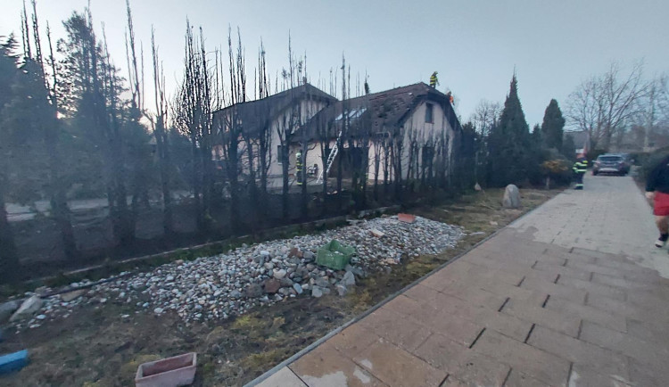 Podezřelý požár v Českém Vrbném poškodil rodinný dům, policie hledá žháře