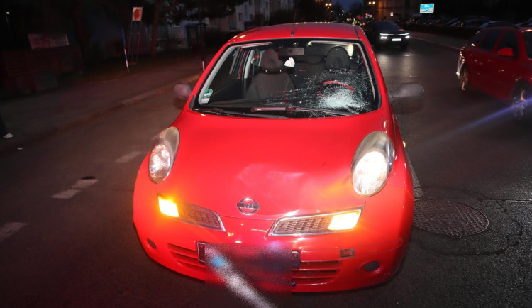 Stáli při něm všichni svatí. Chlapec vjel na kole do rušné silnice, vyvázl s lehkým zraněním