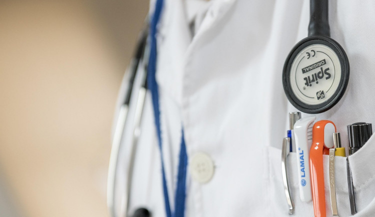 Za slib dostanou mladí medici od kraje až 150 tisíc korun