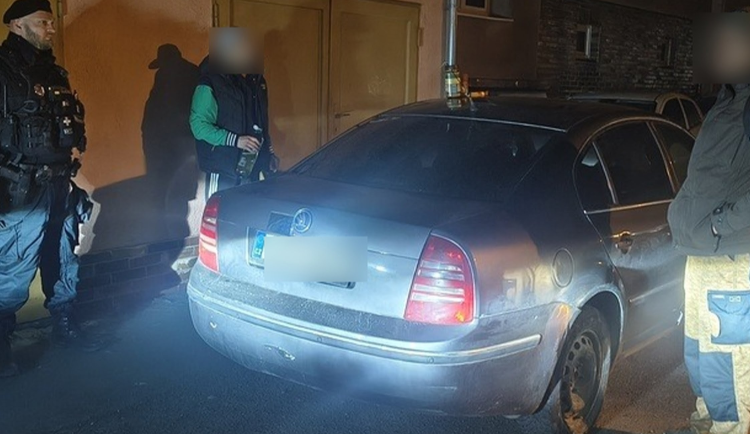 Řítil se nočními ulicemi s rozbitými světly. Nakonec na sebe naprášil víc, než chtěl