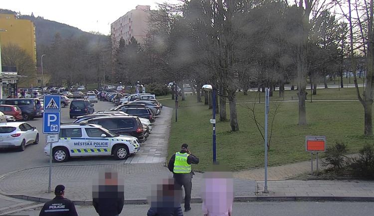 Když máš hlad, nejsi to ty. Dvojice z Boskovic kradla hotovky a ukrývala je v keři