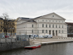 Skateboardisté si zajezdili u Slavie, poničili však schodiště. Policie zpřísní dohled