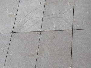 Skateboardisté si zajezdili u Slavie, poničili však schodiště. Policie zpřísní dohled