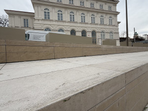 Skateboardisté si zajezdili u Slavie, poničili však schodiště. Policie zpřísní dohled