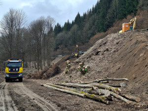 Sanace svahu u Vimperka pokračuje. Silničáři odtěžují zeminu, provoz řídí semafory