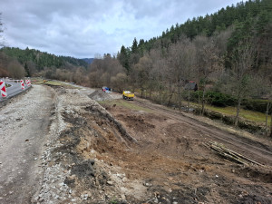 Sanace svahu u Vimperka pokračuje. Silničáři odtěžují zeminu, provoz řídí semafory