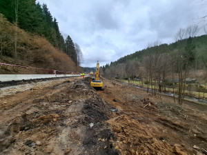 Sanace svahu u Vimperka pokračuje. Silničáři odtěžují zeminu, provoz řídí semafory