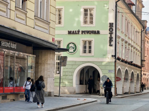 Stavba v centru Budějovic ohrožuje chodce. Z oken padají cihly i sklo