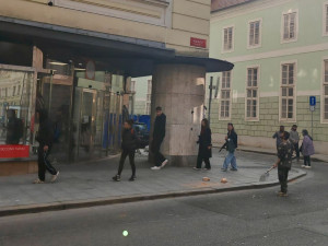 Stavba v centru Budějovic ohrožuje chodce. Z oken padají cihly i sklo