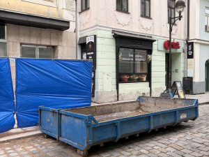 Stavba v centru Budějovic ohrožuje chodce. Z oken padají cihly i sklo