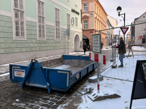 Stavba v centru Budějovic ohrožuje chodce. Z oken padají cihly i sklo