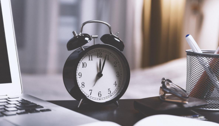 O víkendu se mění čas, vyspíme se o hodinu méně