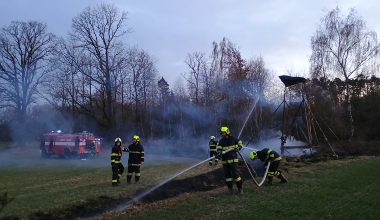 U Třebína dnes hasiči likvidovali velký požár lesa, shořel i posed