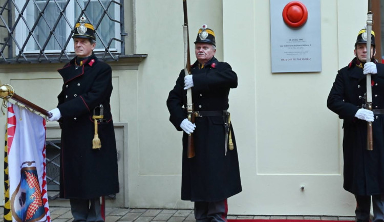 V Brně dnes odhalili pamětní desku jako připomínku návštěvy královny Alžběty II.