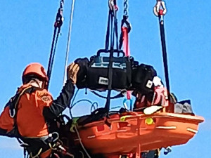VIDEO: K transportu zraněného dělníka v Českých Budějovicích záchranáři využili stavební jeřáb