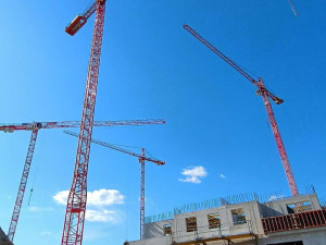 VIDEO: K transportu zraněného dělníka v Českých Budějovicích záchranáři využili stavební jeřáb