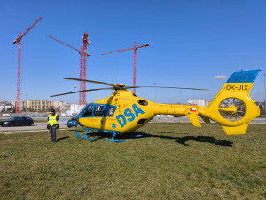 VIDEO: K transportu zraněného dělníka v Českých Budějovicích záchranáři využili stavební jeřáb