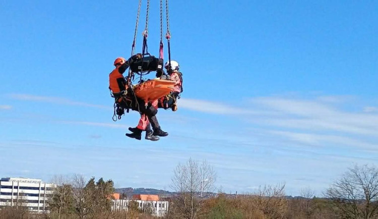 VIDEO: K transportu zraněného dělníka v Českých Budějovicích záchranáři využili stavební jeřáb