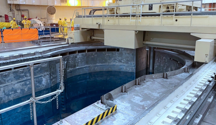 Zavezení jednoho palivového souboru trvalo přibližně půl hodiny. Celkově energetici zavezli 163 palivových souborů