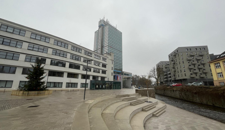 Nábřeží před krajským úřadem už nebude U Jezu. Mohlo by se jmenovat po architektovi