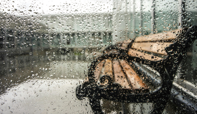 Chladné počasí se srážkami vydrží do středy. Pak se vyjasní a oteplí