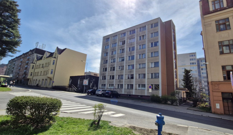 Zastupitelé Jablonce rozhodli: město problémovou ubytovnu Neptun koupí. Dá za ni 46,17 milionu korun