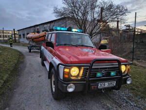 Srna uvízla ve splavu a začala se topit. Hasiči ji během pár minut zachránili