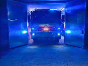 Srna uvízla ve splavu a začala se topit. Hasiči ji během pár minut zachránili