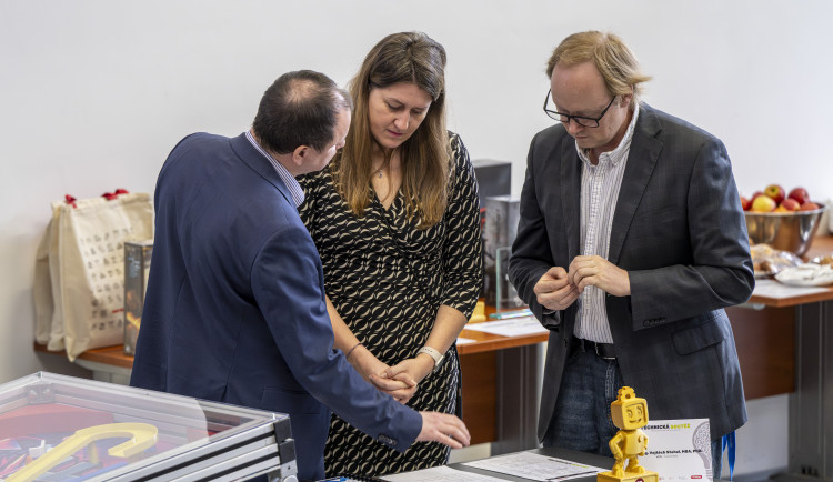 Vodíkový motor, robot i štípač na dříví. Na VŠTE soutěžili mladí talenti