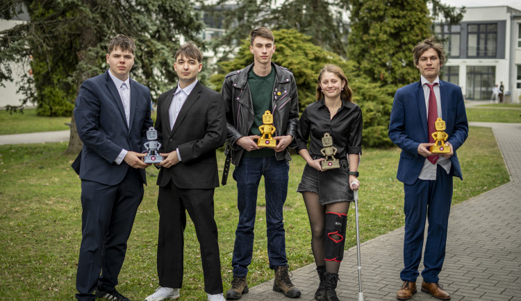 Vodíkový motor, robot i štípač na dříví. Na VŠTE soutěžili mladí talenti