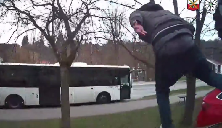 Zdrogovaný agresor řádil v Krumlově. Napadl lidi, skákal na auta a zranil i policisty