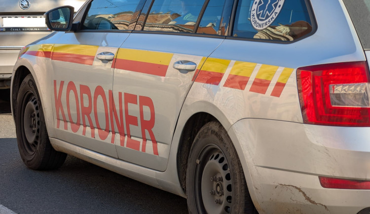 Policie našla v bytě mrtvého muže a ženu, případ přebírá kriminálka