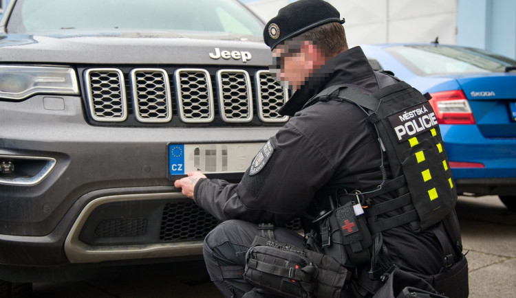 Strážníci přitvrdí. Dlužníkům v Budějovicích sundají registrační značky