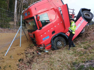 Řidič kamionu se nevěnoval řízení, skončil v příkopu u dálnice