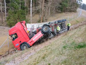 Řidič kamionu se nevěnoval řízení, skončil v příkopu u dálnice