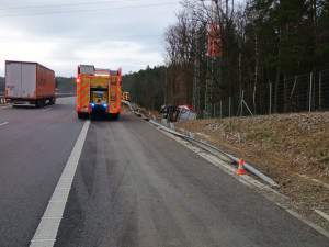 Řidič kamionu se nevěnoval řízení, skončil v příkopu u dálnice