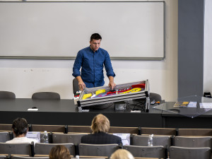 Vodíkový motor, robot i štípač na dříví. Na VŠTE soutěžili mladí talenti