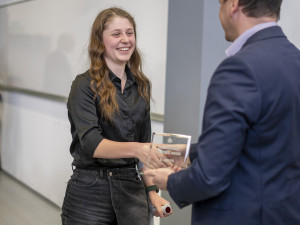 Vodíkový motor, robot i štípač na dříví. Na VŠTE soutěžili mladí talenti