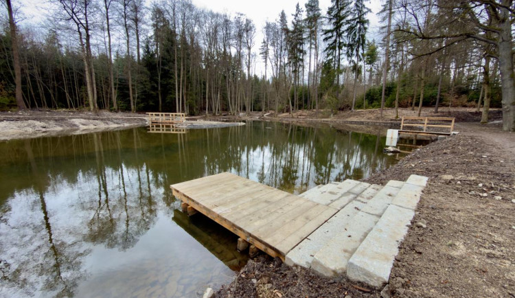 Obnova Ovčího rybníka v Karlových Varech je u konce