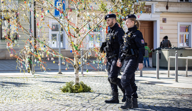 Policisté v ulicích i na silnicích. Zvýšený dohled mají i v Libereckém kraji