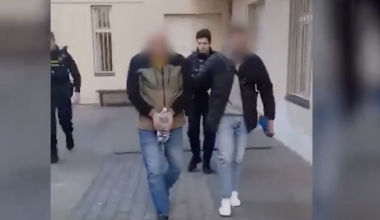 Za házení zápalných lahví na Ruský dům hrozí cizinci osm let vězení