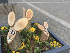 Budějovice mají novou velikonoční výzdobu. Zajíčky i kraslice letos vyrobily děti