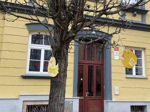 Budějovice mají novou velikonoční výzdobu. Zajíčky i kraslice letos vyrobily děti
