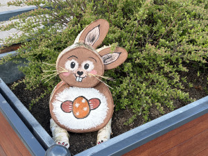 Budějovice mají novou velikonoční výzdobu. Zajíčky i kraslice letos vyrobily děti